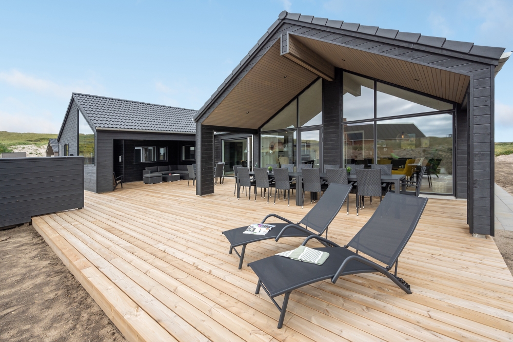 På terrassen i sommerhus nr. 558 er der plads til 18 personer.