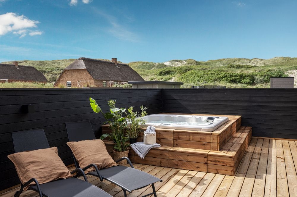 Nyd en grillaften på terrassen i luksushus nr. 558 i Vestjylland