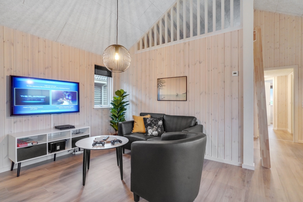 Der er mulighed for hygge i sommerhusets sofaarrangement, når I besøger luksushus nr. 545