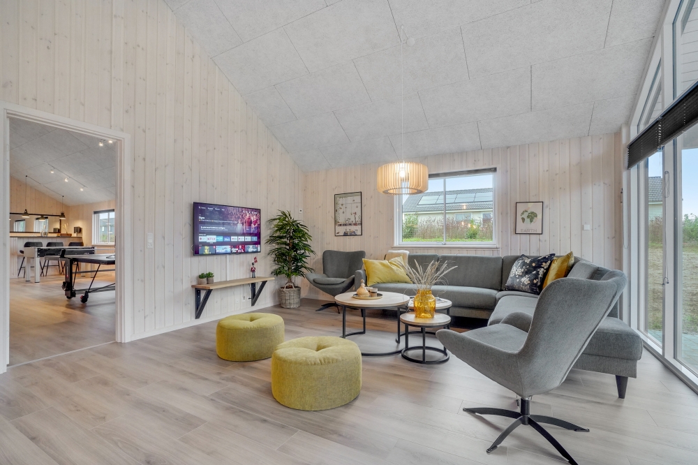 Sofaen i luksushus 545 i Limfjorden indbyder til brætspil eller at se en film sammen.