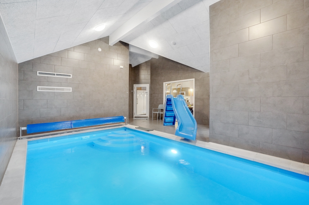 Sommerhus 545 er indrettet med en lækker poolafdeling med vandrutsjebane, dejlig stor indbygget spabad og sauna