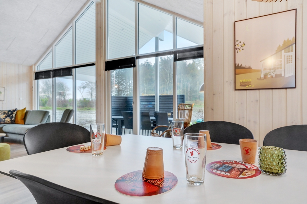 Det store lyse opholdrum i luksushus nr. 545 til 18.