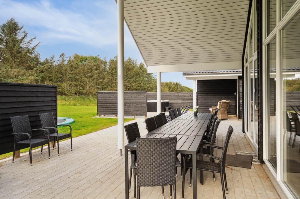 Nyd en grillaften på terrassen i luksushus nr. 545 i Limfjorden