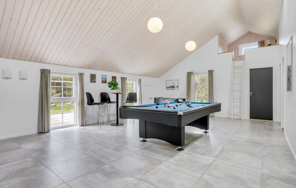 Ud over de mange timer, man kan bruge i husets pool-afdeling, så byder luksushus 570 også på billard/bordtennis og dart