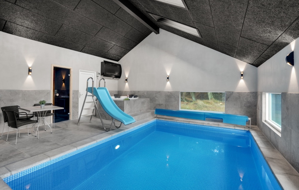 Sommerhus 571 er indrettet med en lækker poolafdeling med vandrutsjebane, dejlig stor indbygget spabad og sauna