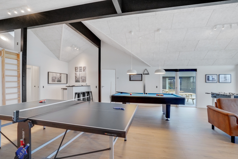 Ud over de mange timer, man kan bruge i husets pool-afdeling, så byder luksushus 551 også på billard/bordtennis og dart