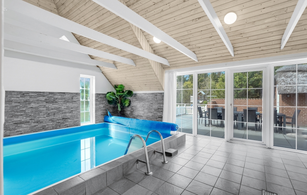 Sommerhus 572 er indrettet med en lækker poolafdeling med vandrutsjebane, dejlig stor indbygget spabad og sauna