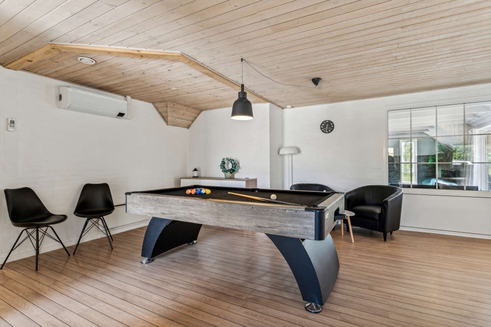 Ud over de mange timer, man kan bruge i husets pool-afdeling, så byder luksushus 572 også på billard/bordtennis og dart