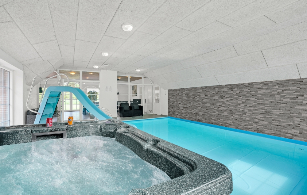 Den lækre pool i luksushuse nr. 573 til 14 personer