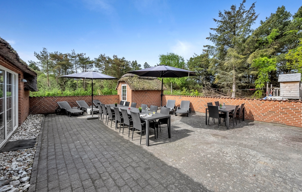 Nyd en grillaften på terrassen i luksushus nr. 574 i Vestjylland