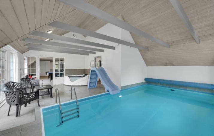 Sommerhus 574 er indrettet med en lækker poolafdeling med vandrutsjebane, dejlig stor indbygget spabad og sauna