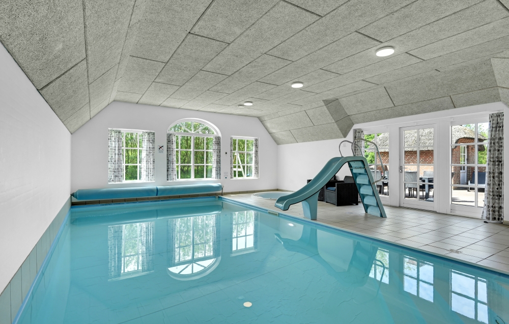 Sommerhus 575 er indrettet med en lækker poolafdeling med vandrutsjebane, dejlig stor indbygget spabad og sauna