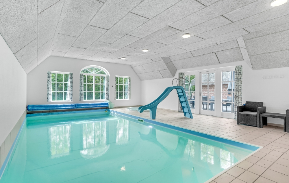 Sommerhus 576 er indrettet med en lækker poolafdeling med vandrutsjebane, dejlig stor indbygget spabad og sauna