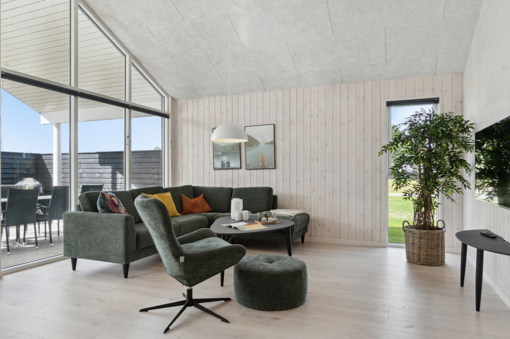Der er mulighed for hygge i sommerhusets sofaarrangement, når I besøger luksushus nr. 577