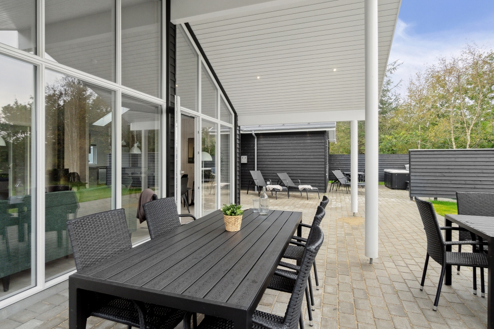 Nyd en grillaften på terrassen i luksushus nr. 577 i Nordjylland