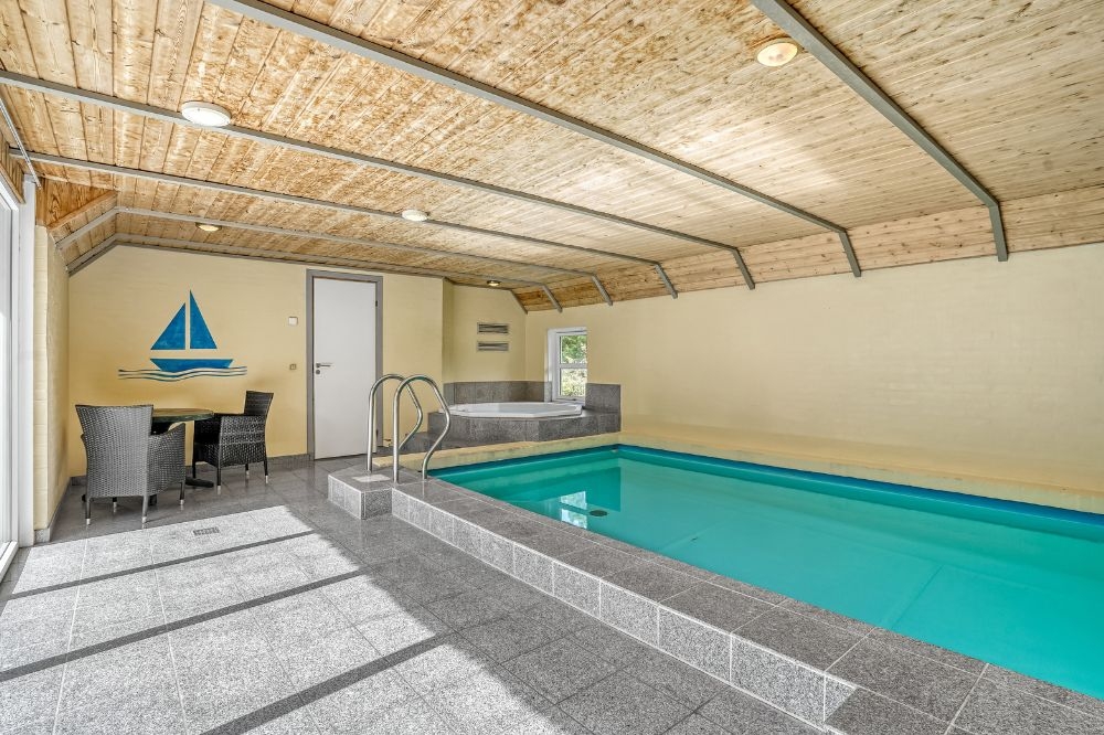 Sommerhus 552 er indrettet med en lækker poolafdeling med vandrutsjebane, dejlig stor indbygget spabad og sauna