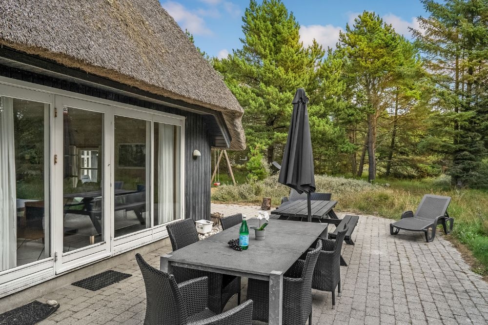 Nyd en grillaften på terrassen i luksushus nr. 552 i Vestjylland