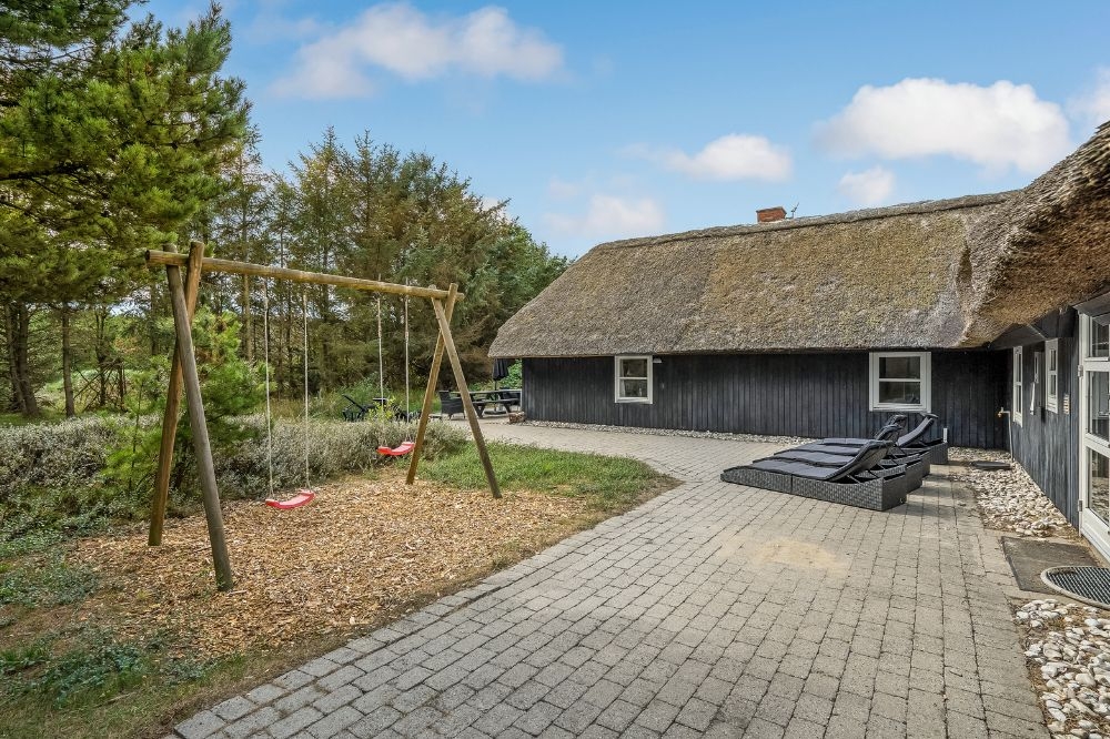 På terrassen i sommerhus nr. 552 er der plads til 12 personer.