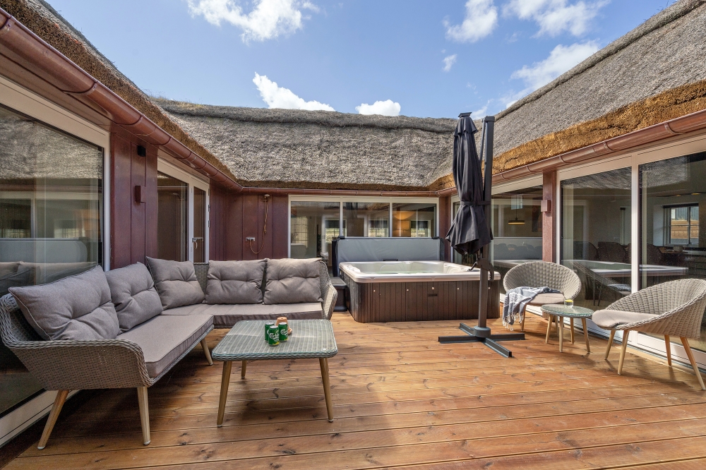Nyd en grillaften på terrassen i luksushus nr. 580 i Vestjylland