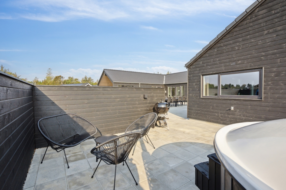 Stor terrasse ved luksushus nr. 579 i Vestjylland.