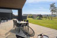 På terrassen i sommerhus nr. 579 er der plads til 26 personer.