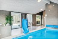 Sommerhus 579 er indrettet med en lækker poolafdeling med vandrutsjebane, dejlig stor indbygget spabad og sauna