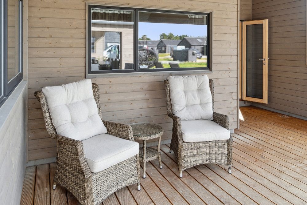 Nyd en grillaften på terrassen i luksushus nr. 590 i Sydjylland