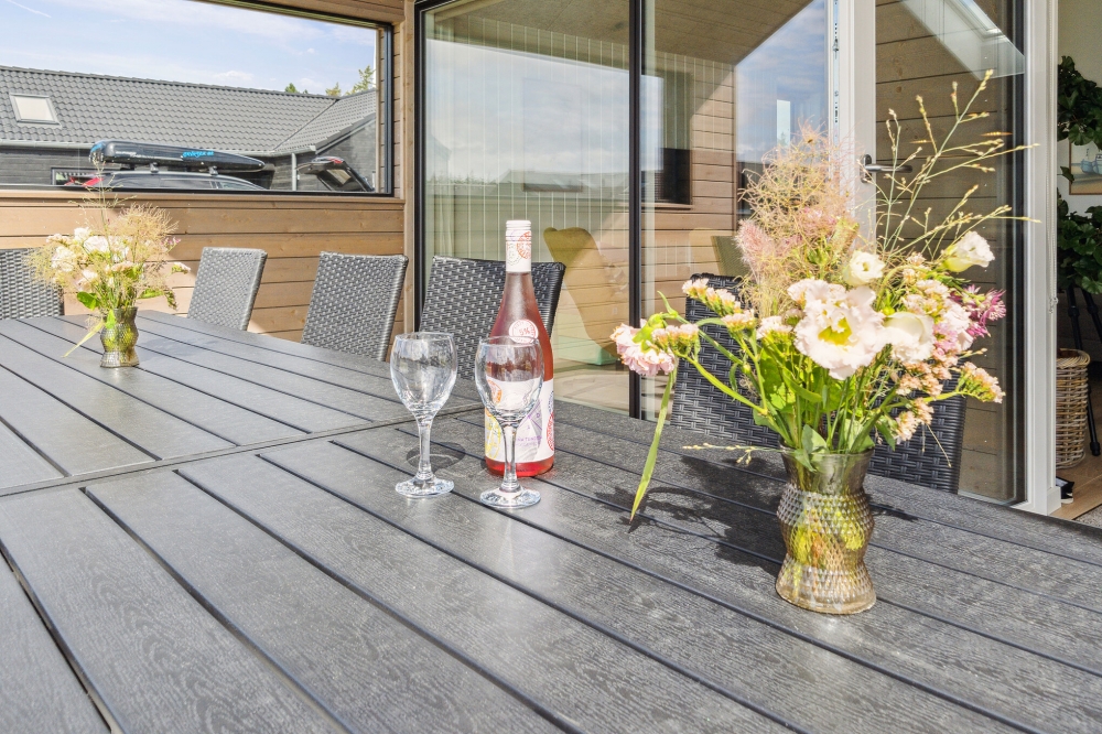 Stor terrasse ved luksushus nr. 590 i Sydjylland.