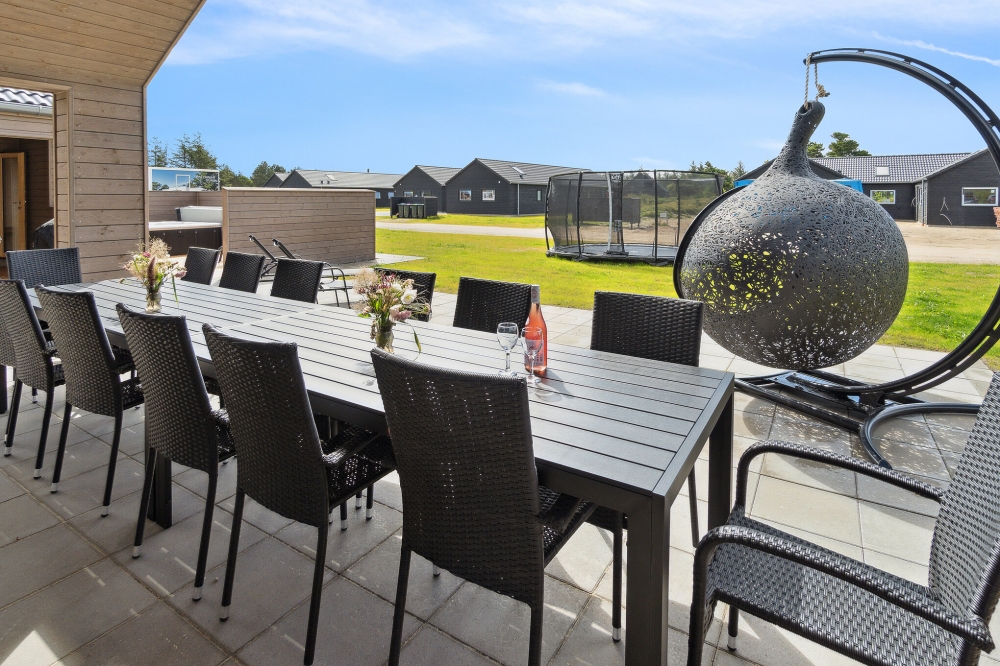 På terrassen i sommerhus nr. 590 er der plads til 18 personer.