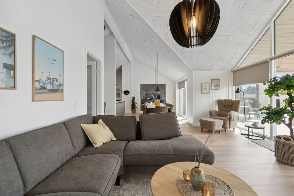 Der er mulighed for hygge i sommerhusets sofaarrangement, når I besøger luksushus nr. 590