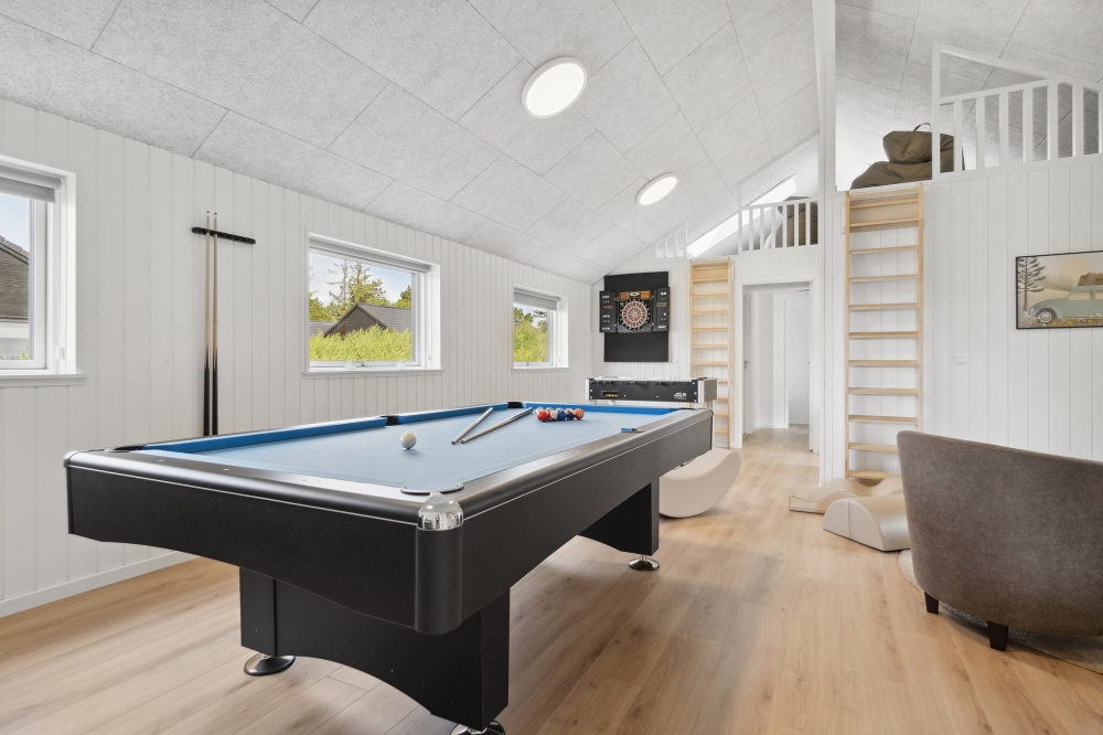 Ud over de mange timer, man kan bruge i husets pool-afdeling, så byder luksushus 590 også på billard/bordtennis og dart