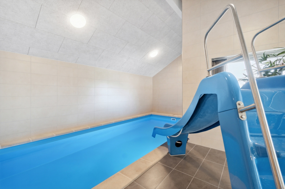 Sommerhus 590 er indrettet med en lækker poolafdeling med vandrutsjebane, dejlig stor indbygget spabad og sauna