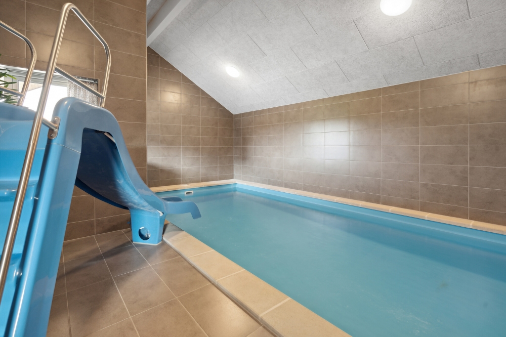 Sommerhus 591 er indrettet med en lækker poolafdeling med vandrutsjebane, dejlig stor indbygget spabad og sauna