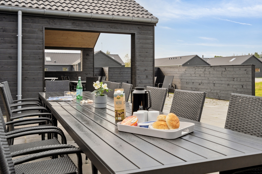 Luksushus nr. 591 har en dejlig terrasse med gode havemøbler til 20 personer.