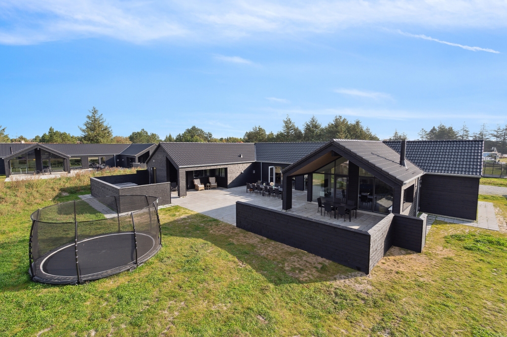 Dette skønne poolhus nr. 591 med plads til 20 personer ligger i Sydjylland