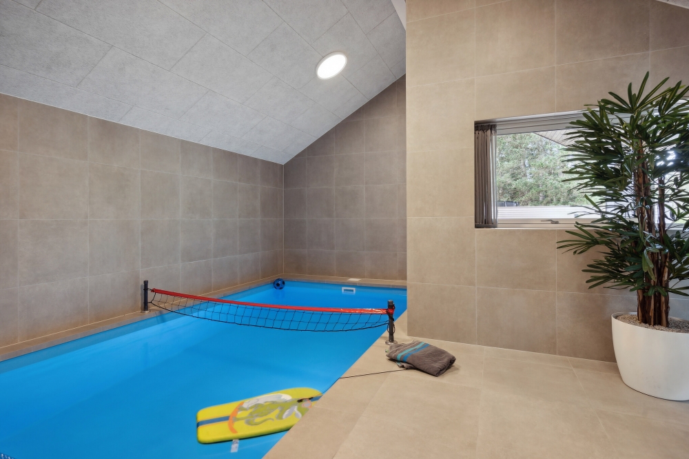 Sommerhus 593 er indrettet med en lækker poolafdeling med vandrutsjebane, dejlig stor indbygget spabad og sauna