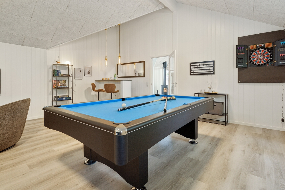 Ud over de mange timer, man kan bruge i husets pool-afdeling, så byder luksushus 593 også på billard/bordtennis og dart