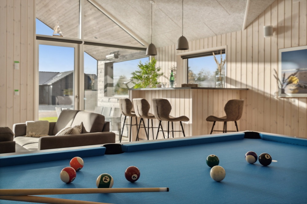 Ud over de mange timer, man kan bruge i husets pool-afdeling, så byder luksushus 594 også på billard/bordtennis og dart