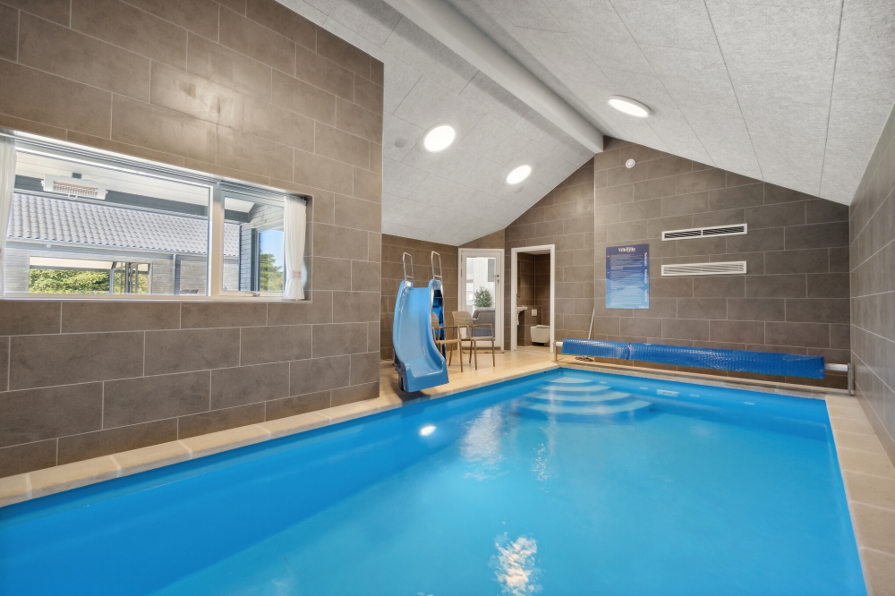 Sommerhus 596 er indrettet med en lækker poolafdeling med vandrutsjebane, dejlig stor indbygget spabad og sauna