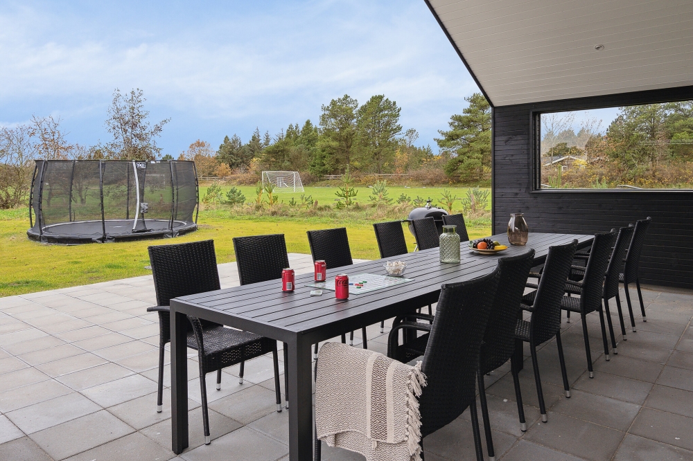 Nyd en grillaften på terrassen i luksushus nr. 596 i Sydjylland