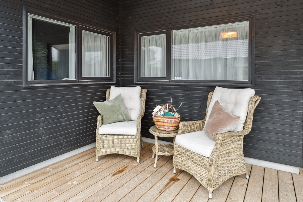 På terrassen i sommerhus nr. 596 er der plads til 20 personer.