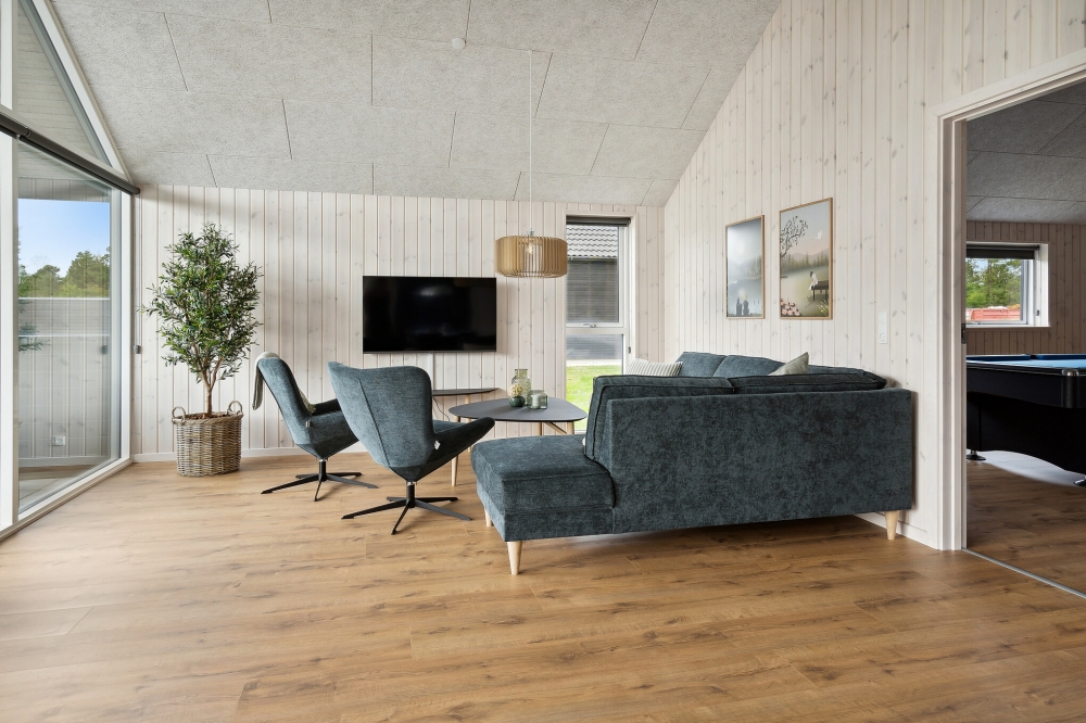 Sofaen i luksushus 597 i Sydjylland indbyder til brætspil eller at se en film sammen.