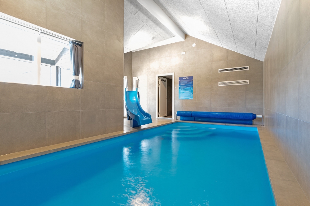 Sommerhus 597 er indrettet med en lækker poolafdeling med vandrutsjebane, dejlig stor indbygget spabad og sauna