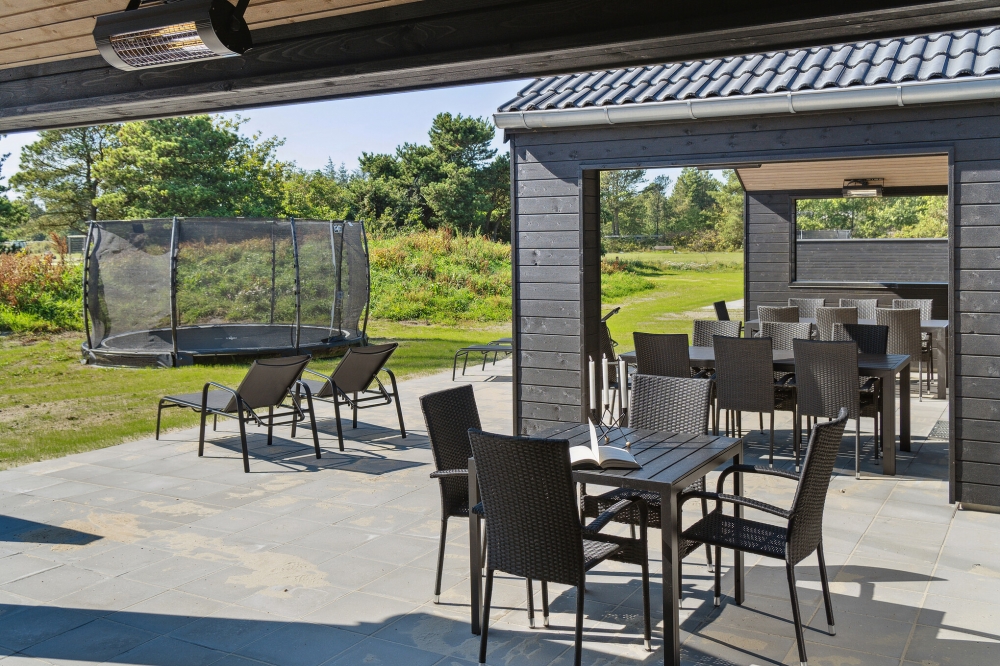 Luksushus nr. 597 har en dejlig terrasse med gode havemøbler til 18 personer.