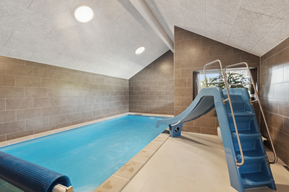 Sommerhus 598 er indrettet med en lækker poolafdeling med vandrutsjebane, dejlig stor indbygget spabad og sauna