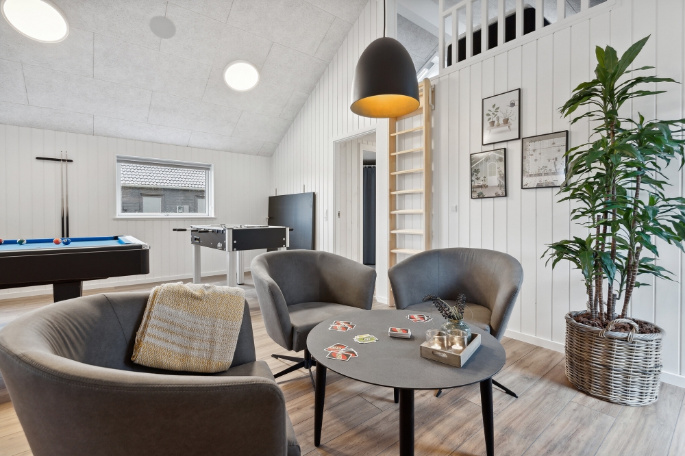 Dyst i sommerhusets aktivitetsrum, når I besøger luksushus nr. 599 i Sydjylland.