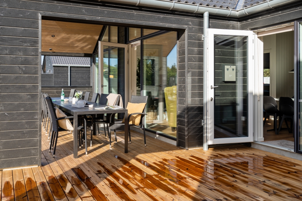 Stor terrasse ved luksushus nr. 599 i Sydjylland.