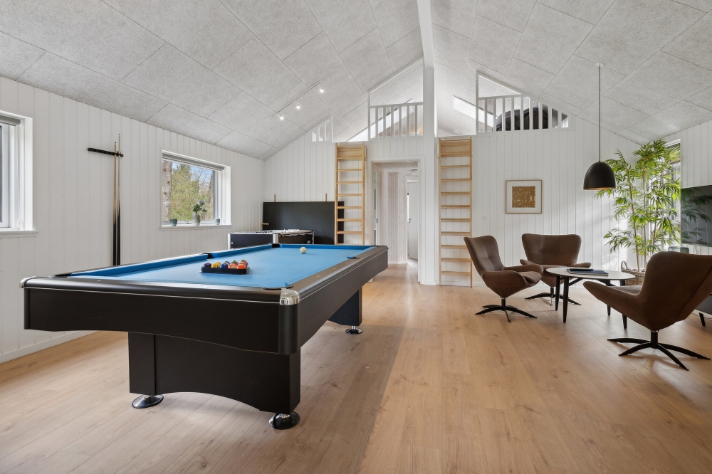 Ud over de mange timer, man kan bruge i husets pool-afdeling, så byder luksushus 595 også på billard/bordtennis og dart
