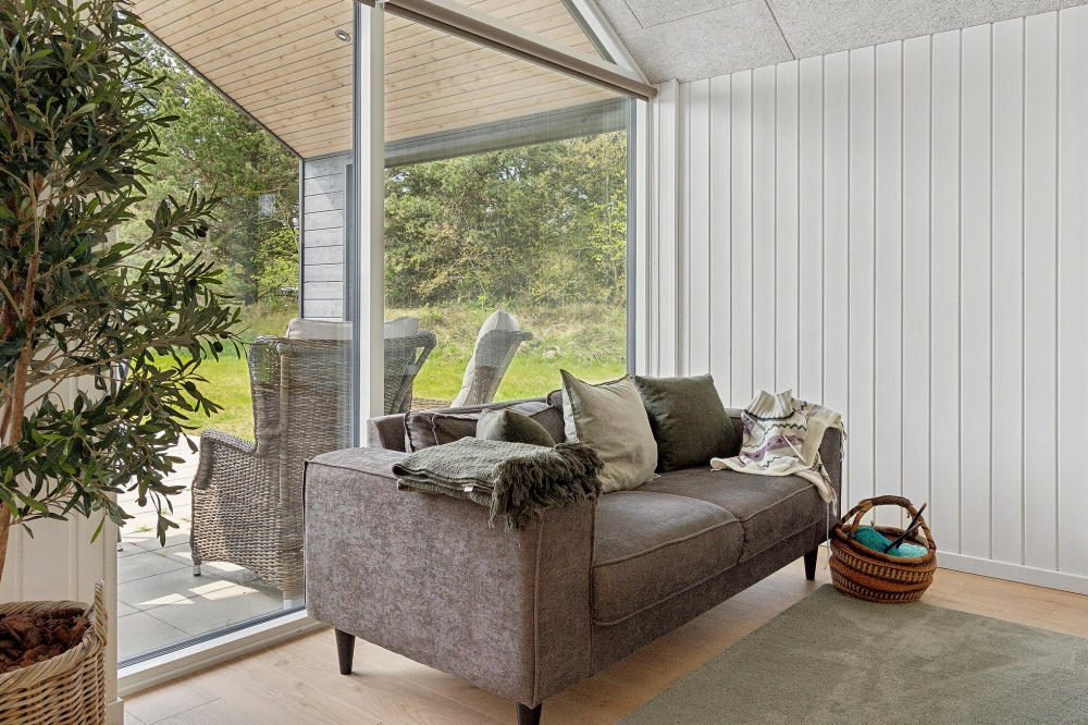 Der er mulighed for hygge i sommerhusets sofaarrangement, når I besøger luksushus nr. 595