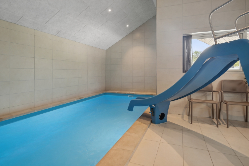 Sommerhus 595 er indrettet med en lækker poolafdeling med vandrutsjebane, dejlig stor indbygget spabad og sauna